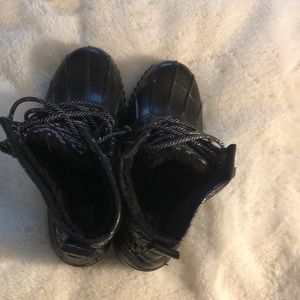 I’m selling some winter boots for kids .